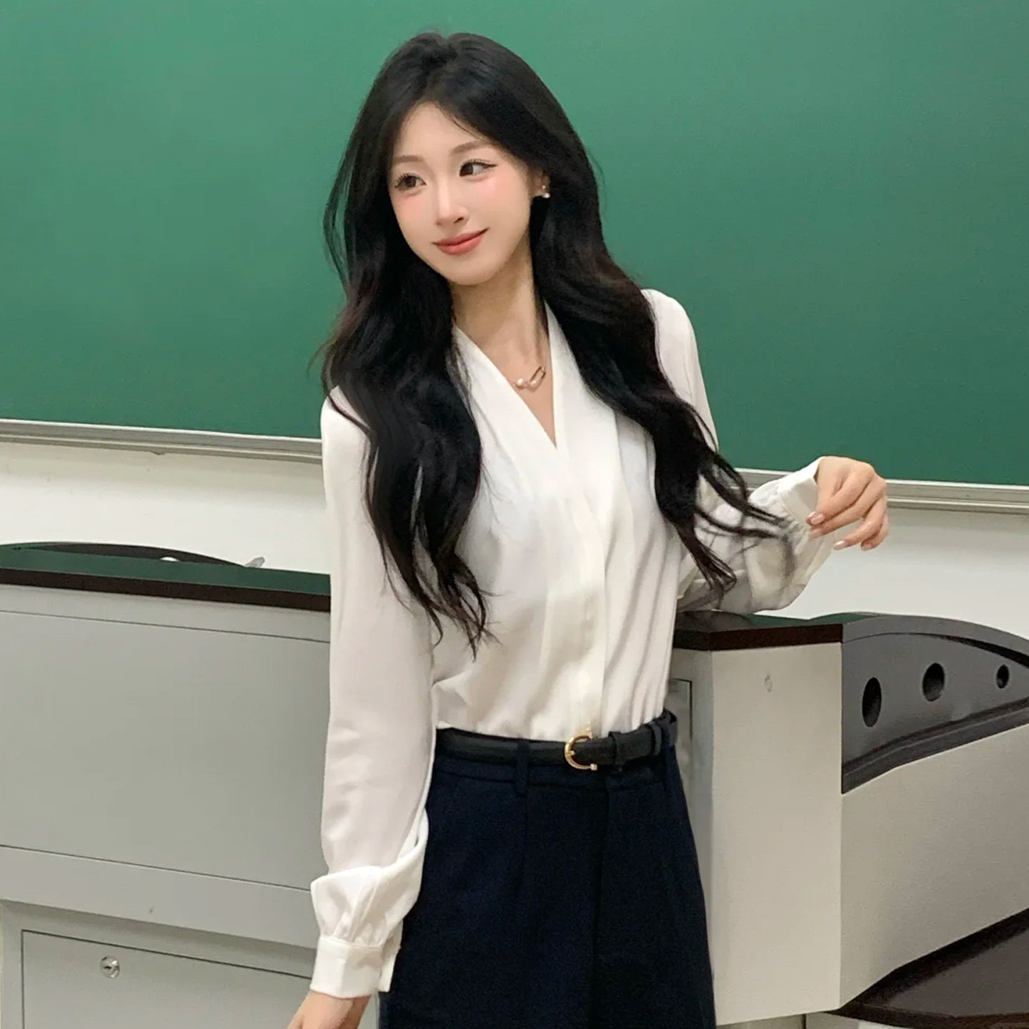 白色V领衬衫女职业正装套装2026新款西装内搭上衣高级感雪纺衬衣