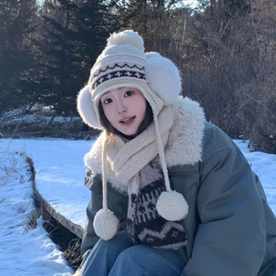 阿勒泰旅游拍照冷帽女2025新款