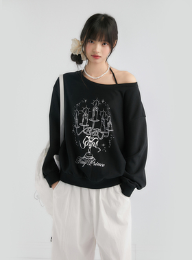 King Prince手绘烛台印花斜肩上衣宽松套头一字肩圆领露肩卫衣女