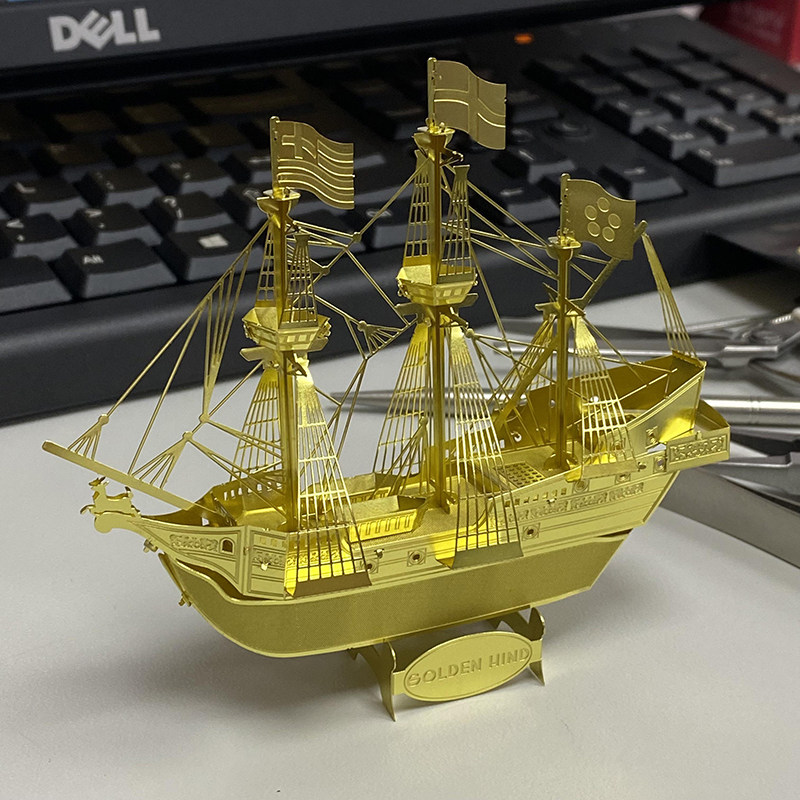 爱拼 金属diy拼装模型迷你立体拼图 金鹿号海盗船 金色版 冲冠