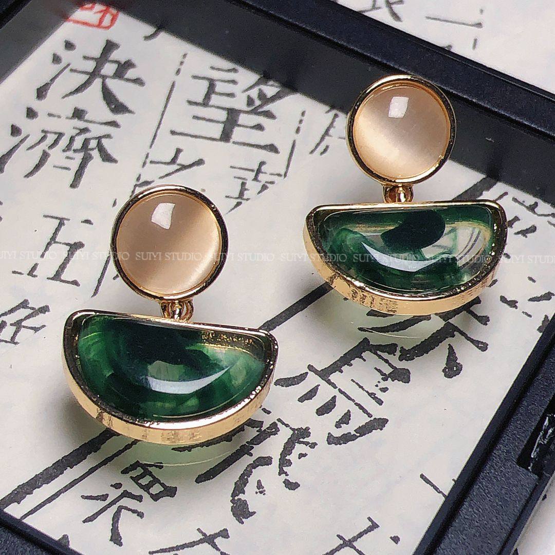 SUIYI 新中式绿野仙踪耳环女不规则晕染猫眼石半圆耳夹高级感配饰