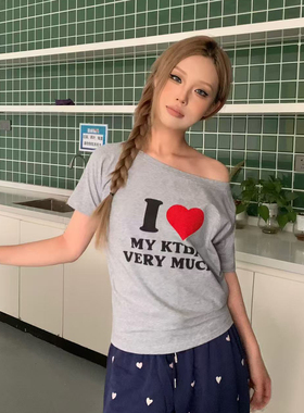 KTDA美式标语印花辣妹斜肩短袖女2025夏季收腰显瘦露肩百搭短上衣