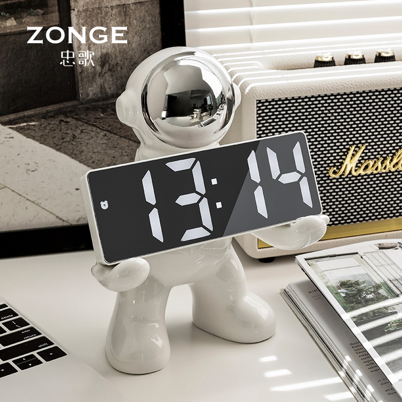 忠歌宇航员时钟桌面摆件