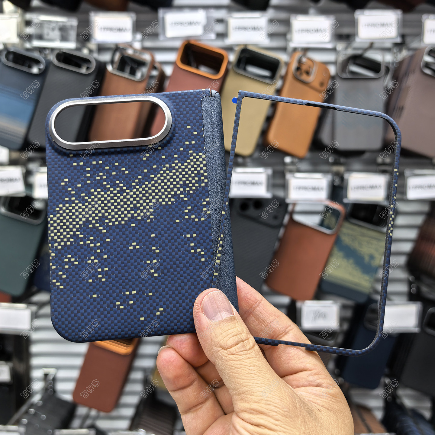 适用iPhone Duo超轻薄凯夫拉碳纤维磁吸苹果折叠中轴商务手机壳