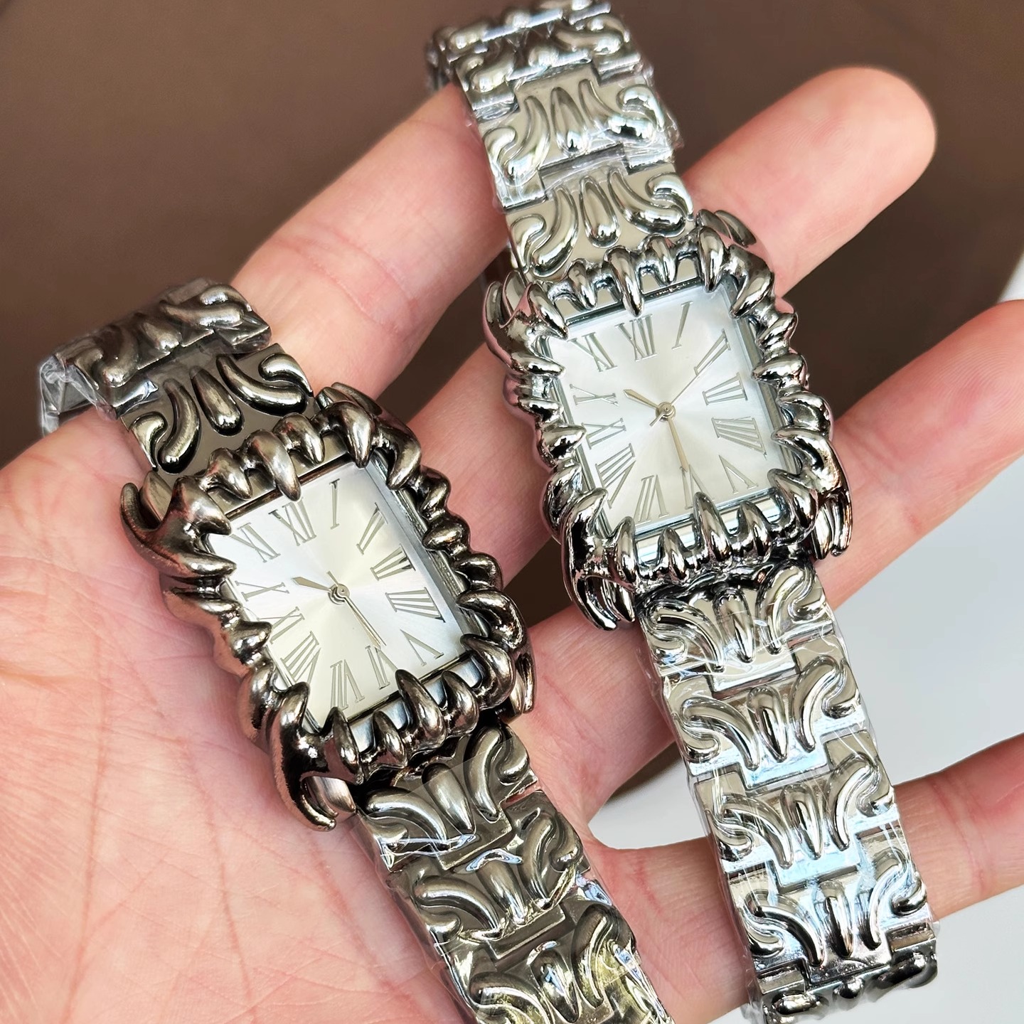 alabaster复古男方形爪子手表