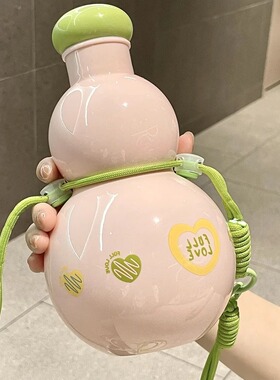 猜一下我的葫芦杯里是酒还是水呢