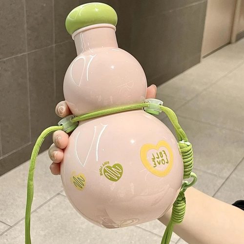 猜一下我的葫芦杯里是酒还是水呢