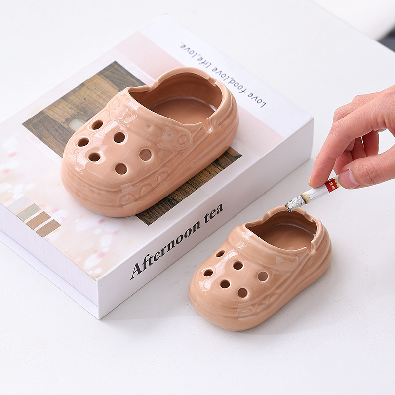 创意陶瓷烟灰缸办公室家用客厅茶几潮流轻奢网红洞洞鞋酒店用品