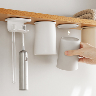 镜柜下牙刷置物架磁吸式洗漱口杯子倒挂架牙膏收纳壁挂牙缸