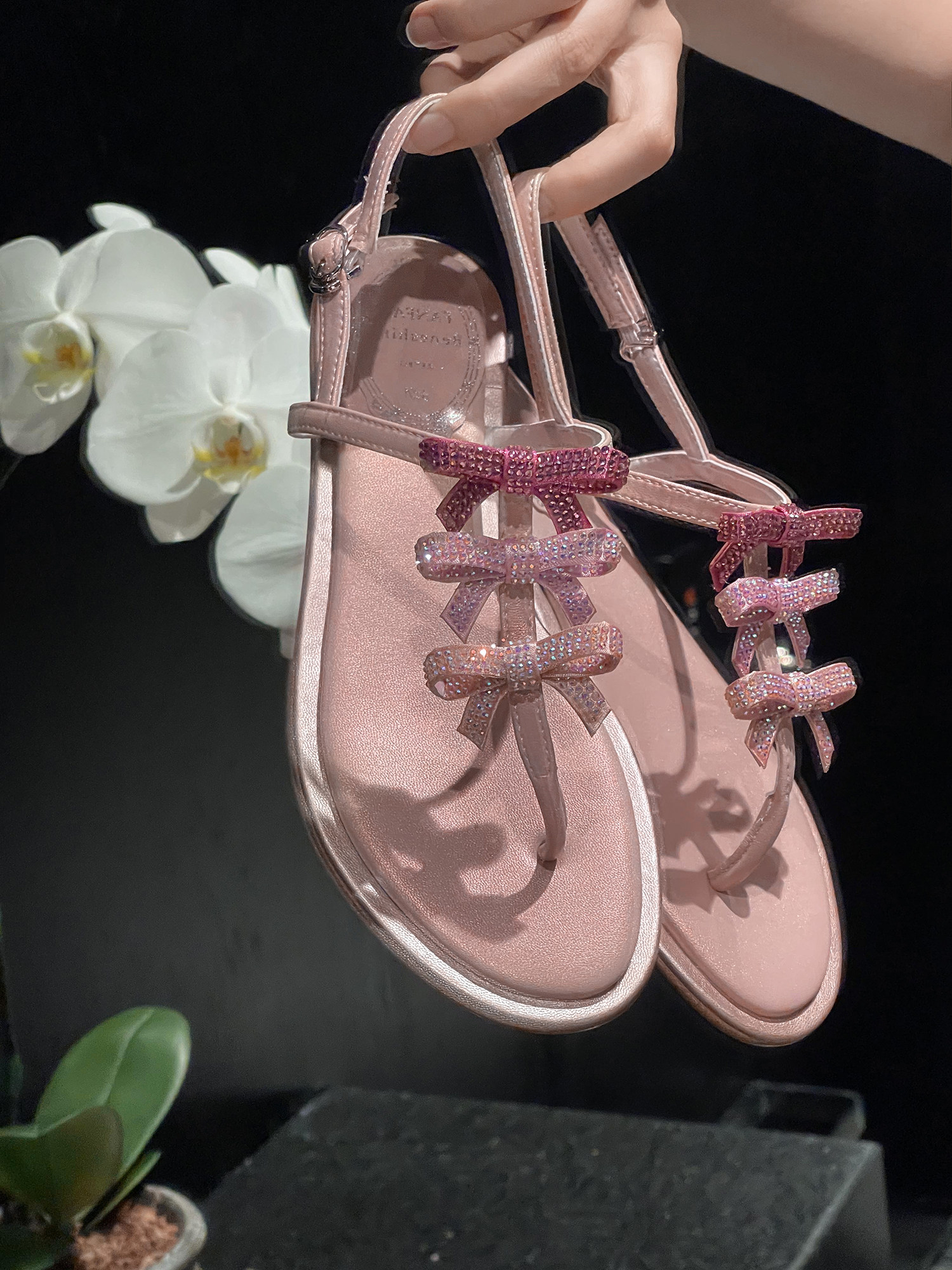 2025夏季新款配裙子法式水钻蝴蝶结夹趾平底凉鞋女外穿精致罗马鞋,女鞋,时装凉鞋,淘宝优惠券,粉丝福利购,淘宝优惠卷