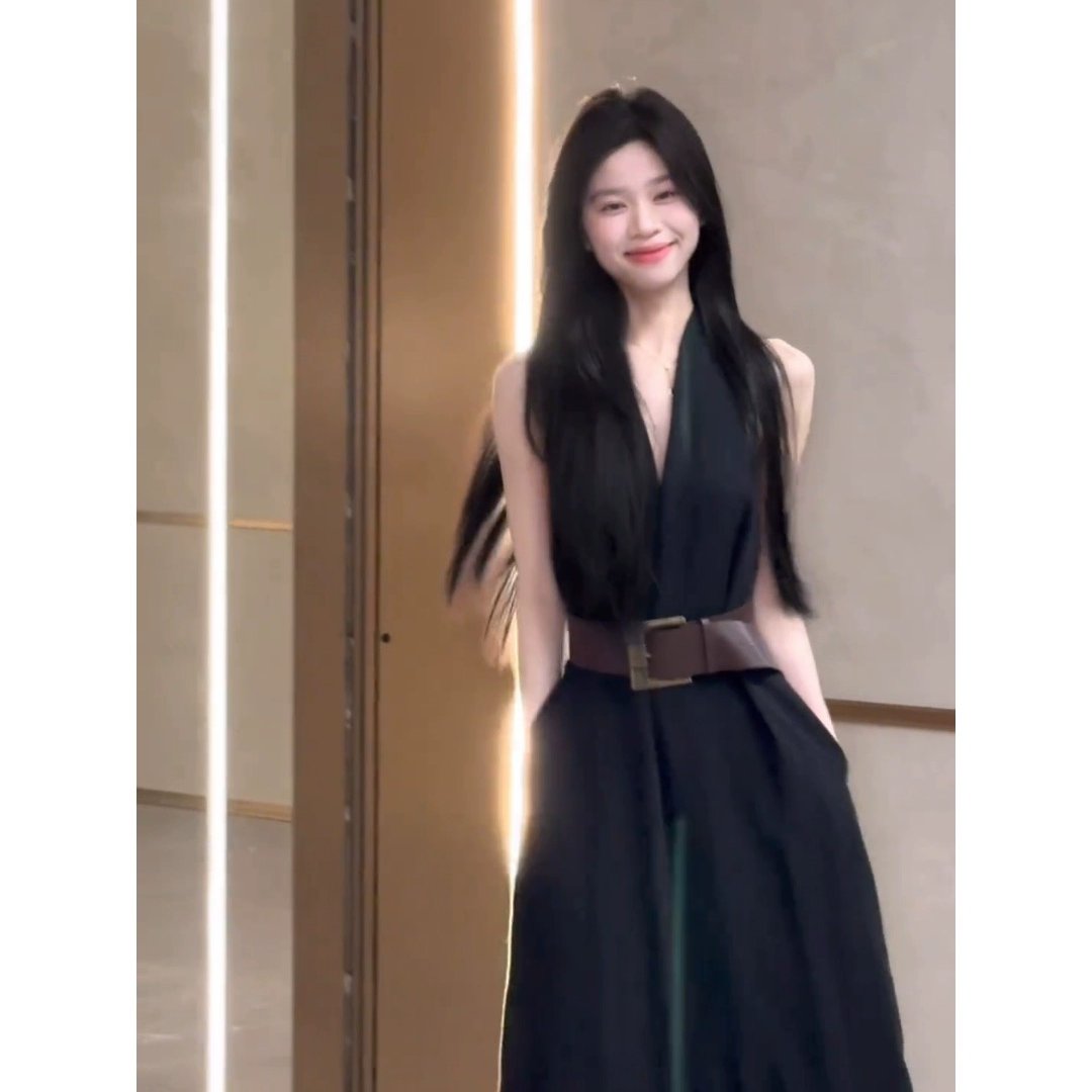 法式黑色挂脖无袖连衣裙女夏季纯欲高级感气质修身显瘦收腰长裙子