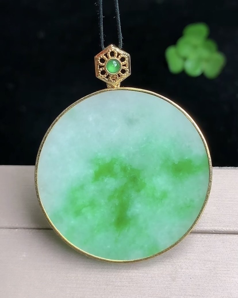 天然A货翡翠 缅甸正品玉坠 18k金镶冰种飘绿圆牌 无事牌吊坠