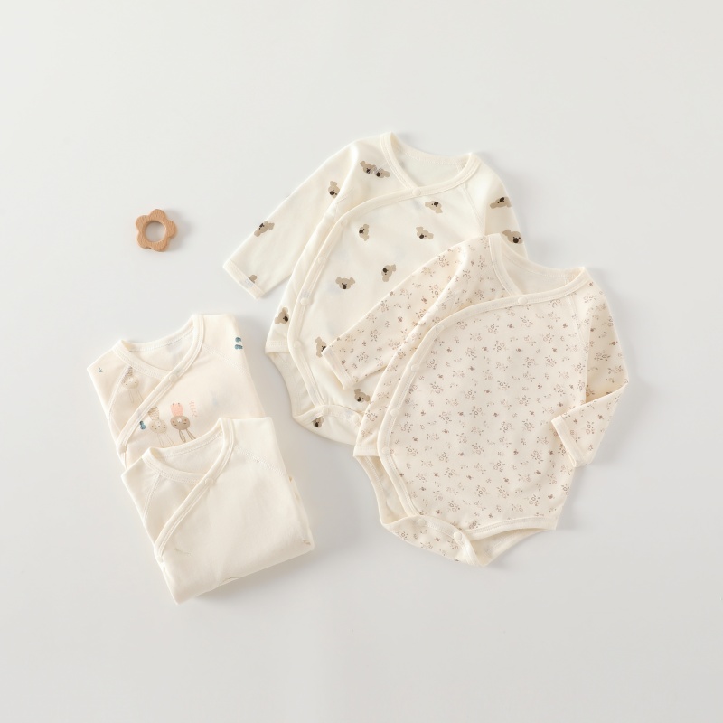 婴儿包屁衣纯棉0-1岁宝宝三角哈衣长袖贴身睡衣新生儿衣服米色底