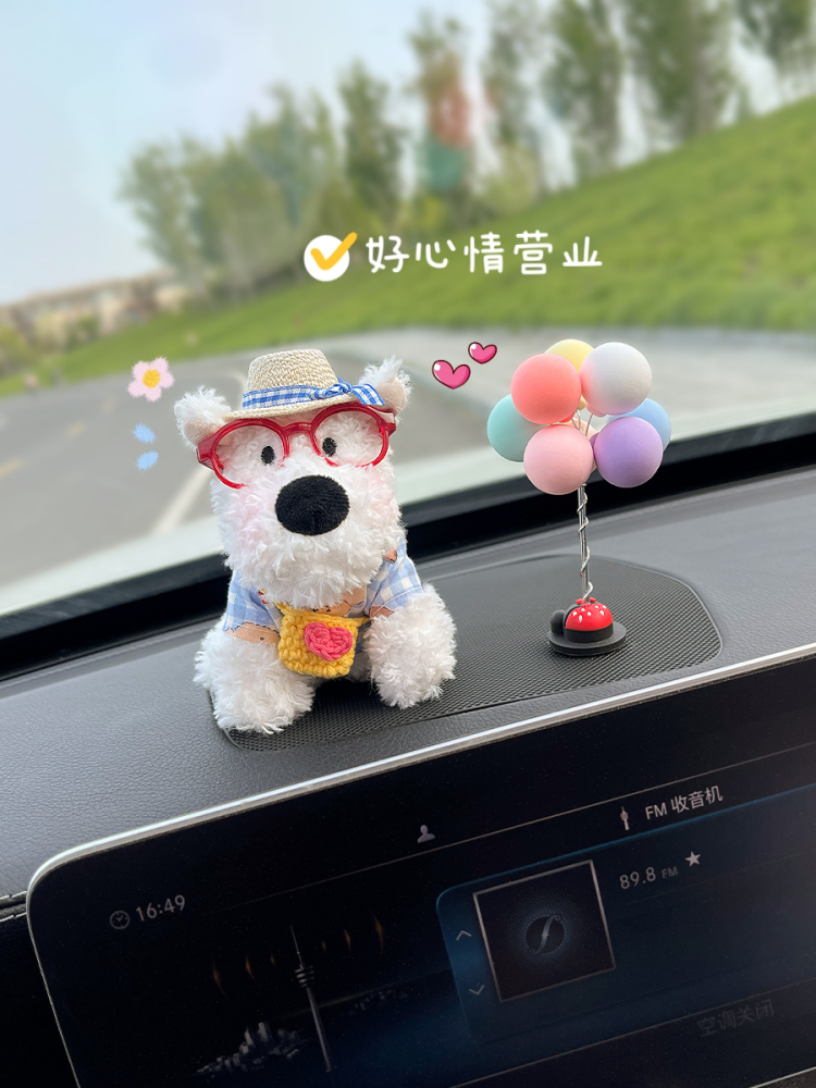 车载摆件可爱西高地小狗汽车中控台高级感桌面生日礼物车内饰品女