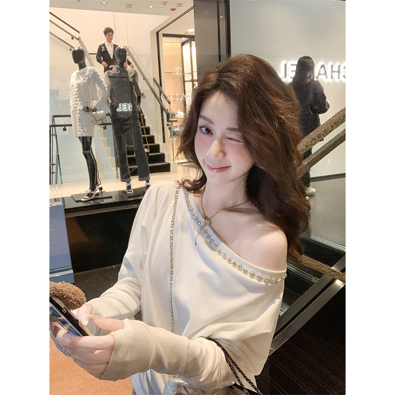 斜领露肩亮钻上衣女秋季针织衫