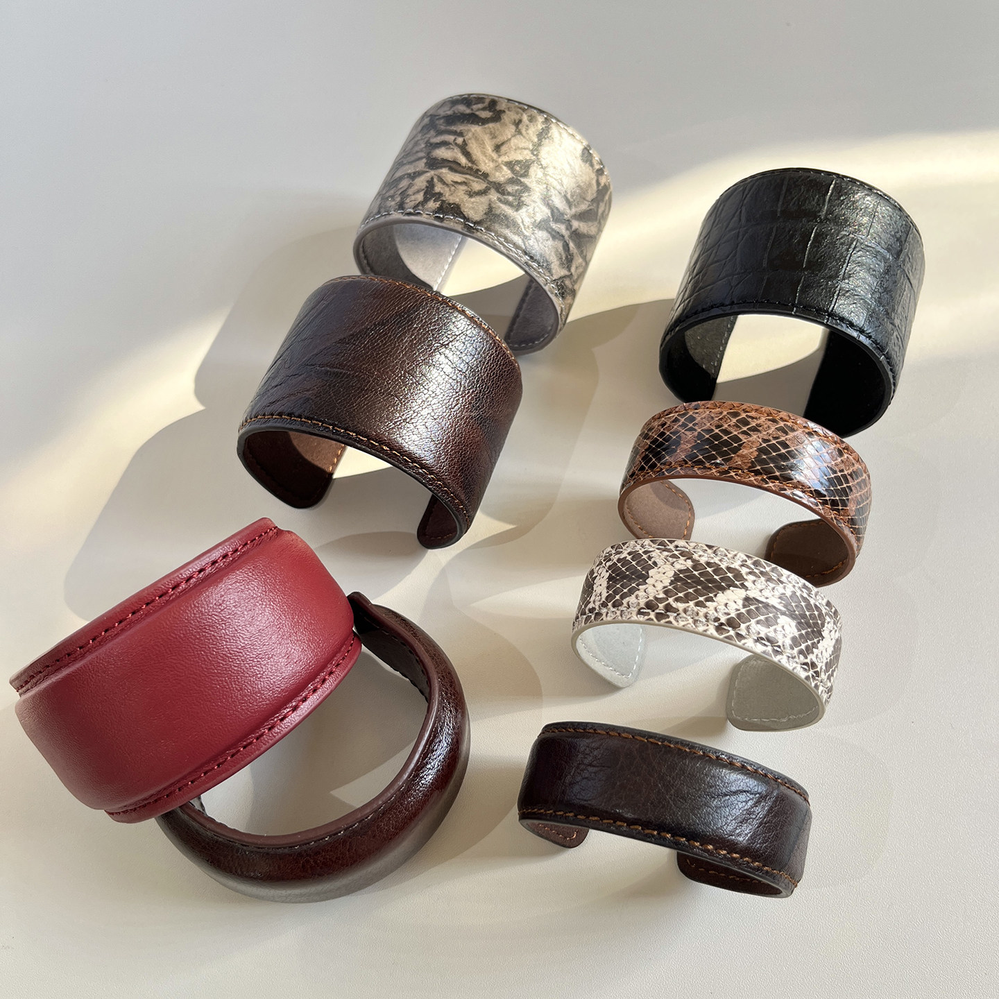 时髦高级感极简宽窄皮质开口手镯女轻奢小众设计新款夸张复古臂环