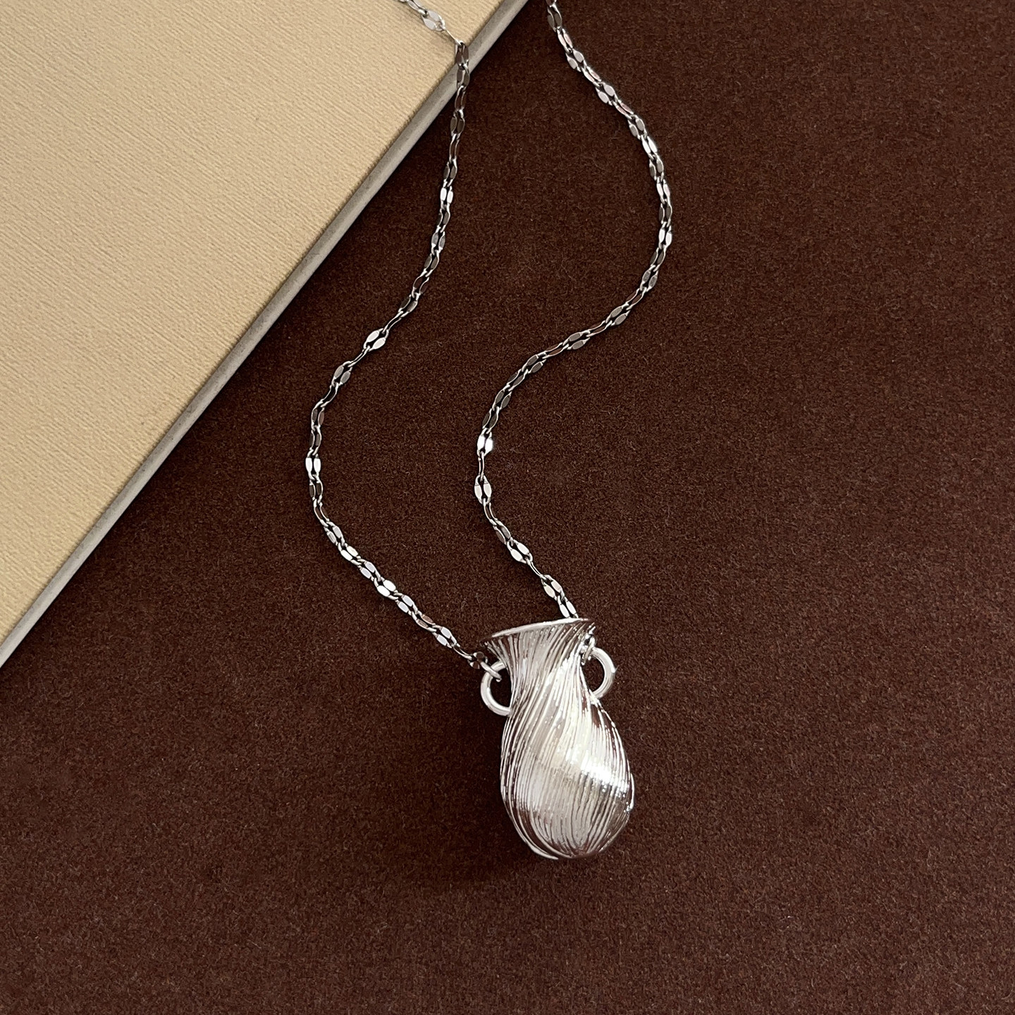 复古拉丝纹理花瓶吊坠项链