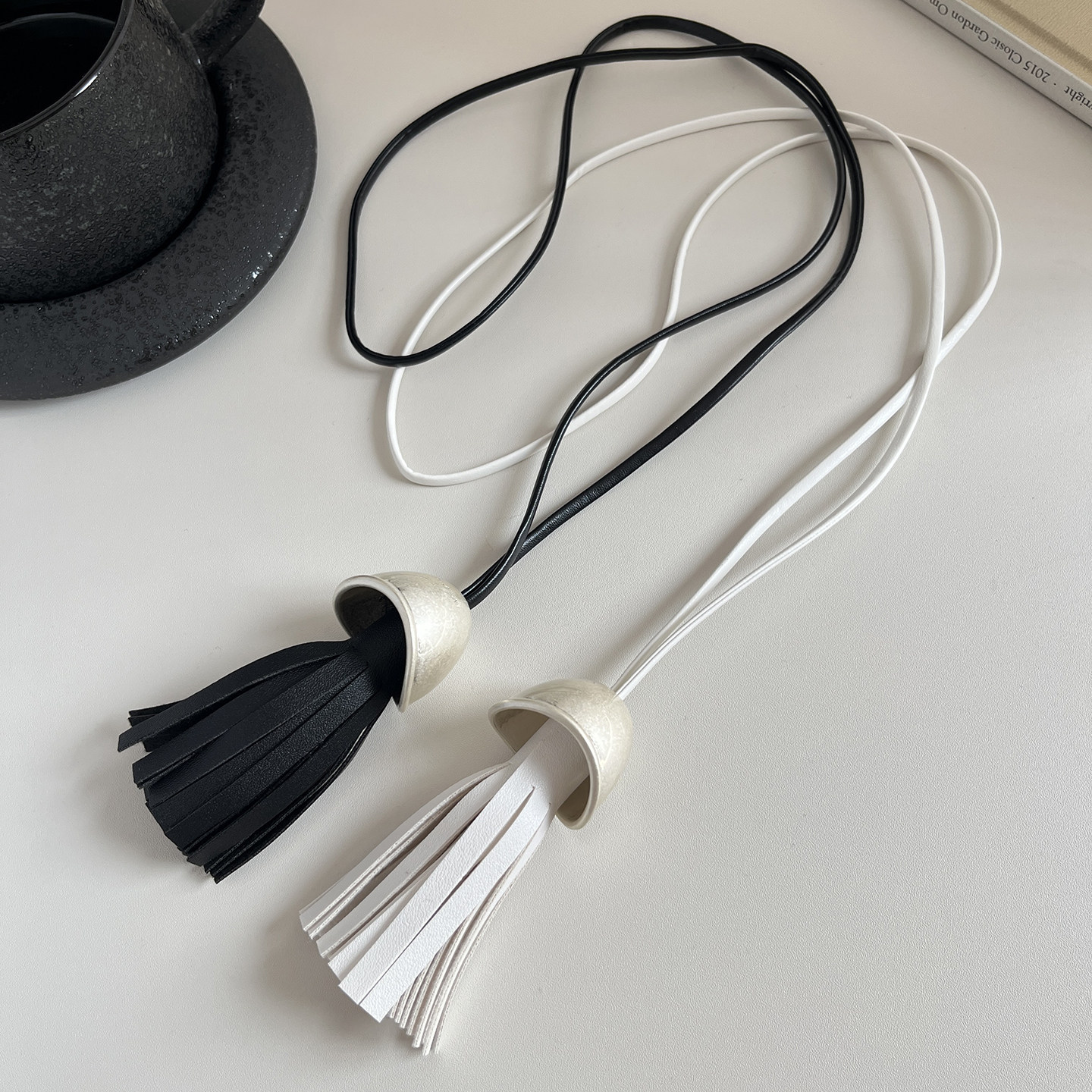 独特气质长款皮质流苏吊坠皮绳项链女款配饰高级感秋冬新款毛衣链