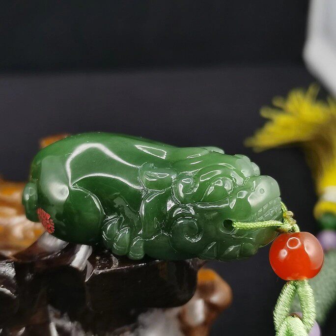 和田玉碧玉貔貅吊坠，七号矿老料，冰底菠菜绿色，玉质细腻。