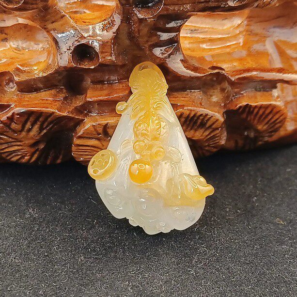 糯冰种黄翡翠连年有余，翡翠荷叶鱼，金鱼吊坠，缅甸翡翠A货。