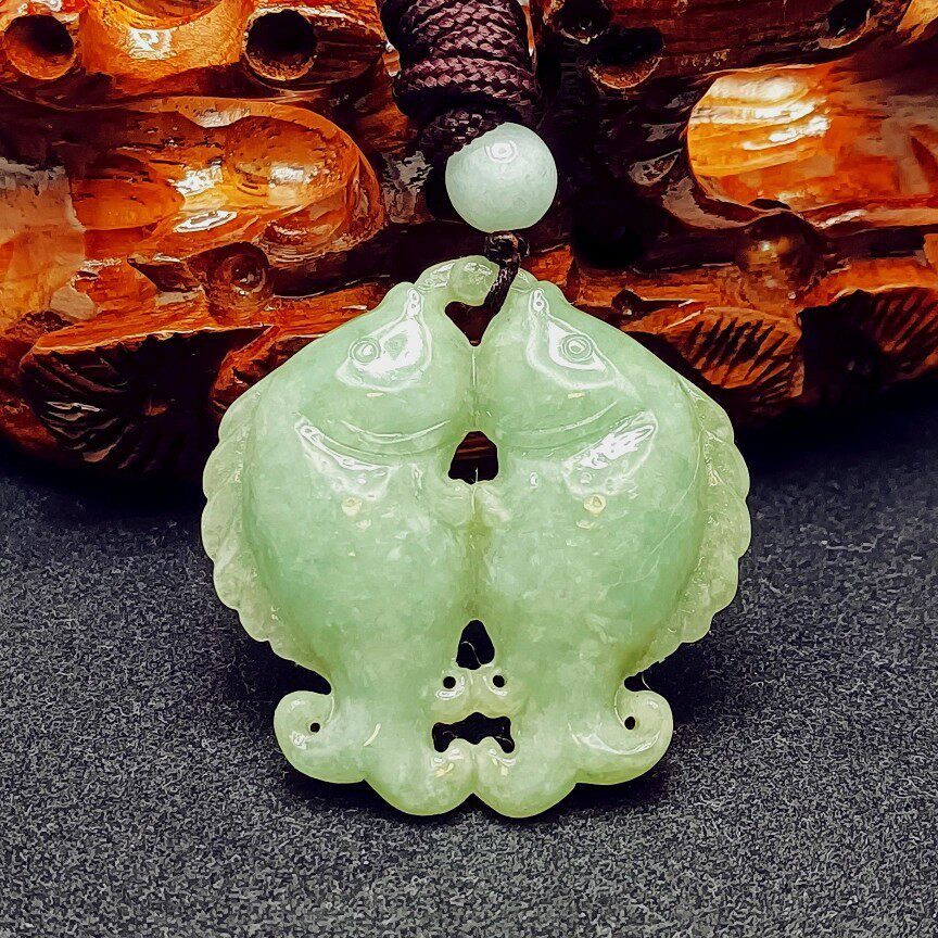 翡翠连年有余,双鱼吊坠,鱼牌子,缅甸翡翠A货,糯种满豆绿。