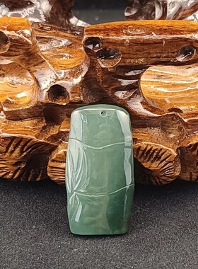 翡翠糯冰满绿竹节吊坠，翡翠节节高升，满油绿色竹节。