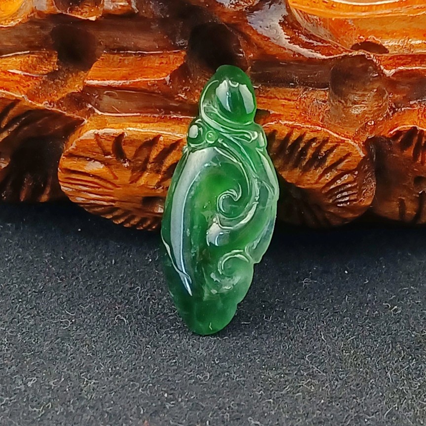 翡翠如意挂件,缅甸翡翠A货,翡翠糯冰种满绿如意,满酒瓶绿色。