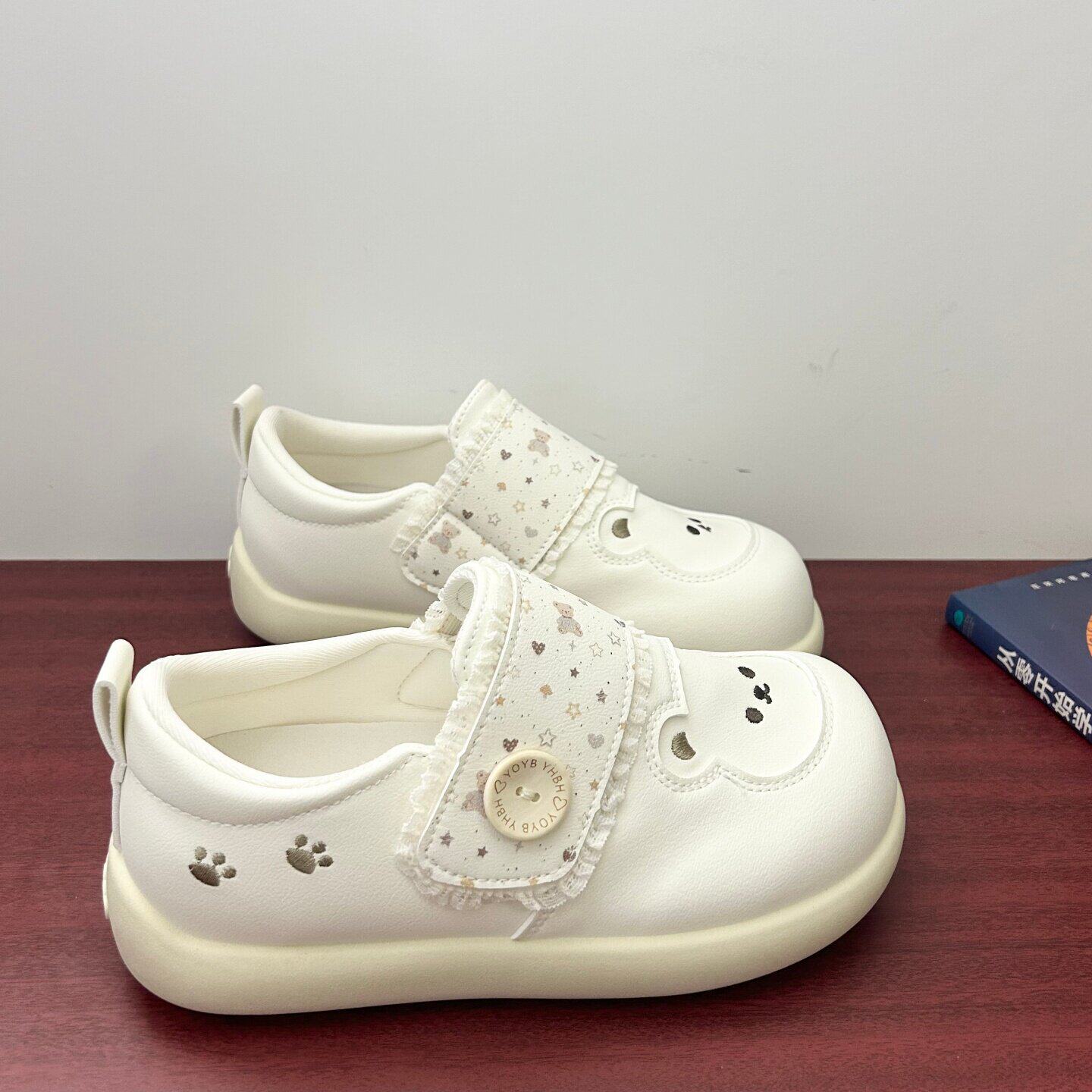 可爱小熊魔术贴小白鞋女ins潮学生百搭厚底丑萌板鞋全包勃肯单鞋