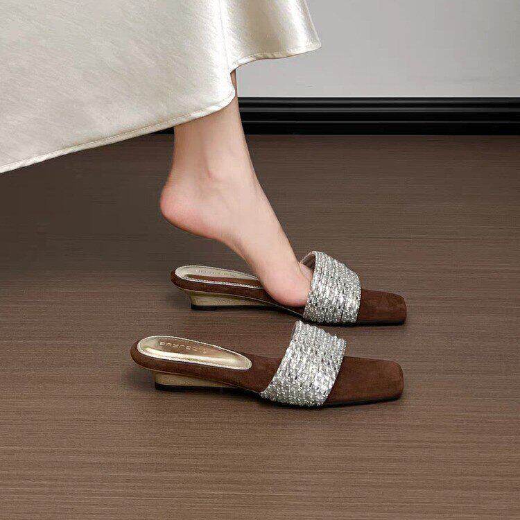 绝美水钻一字拖外穿露趾坡跟凉鞋2026夏季新款仙女风配裙子凉拖鞋