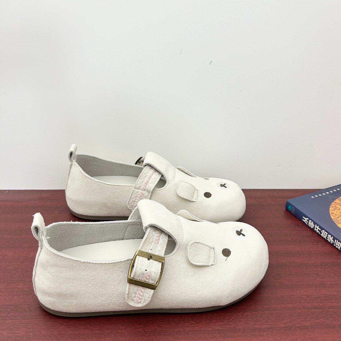 一脚蹬全包勃肯鞋女款2026新款夏季学院风百搭小白鞋小熊休闲单鞋