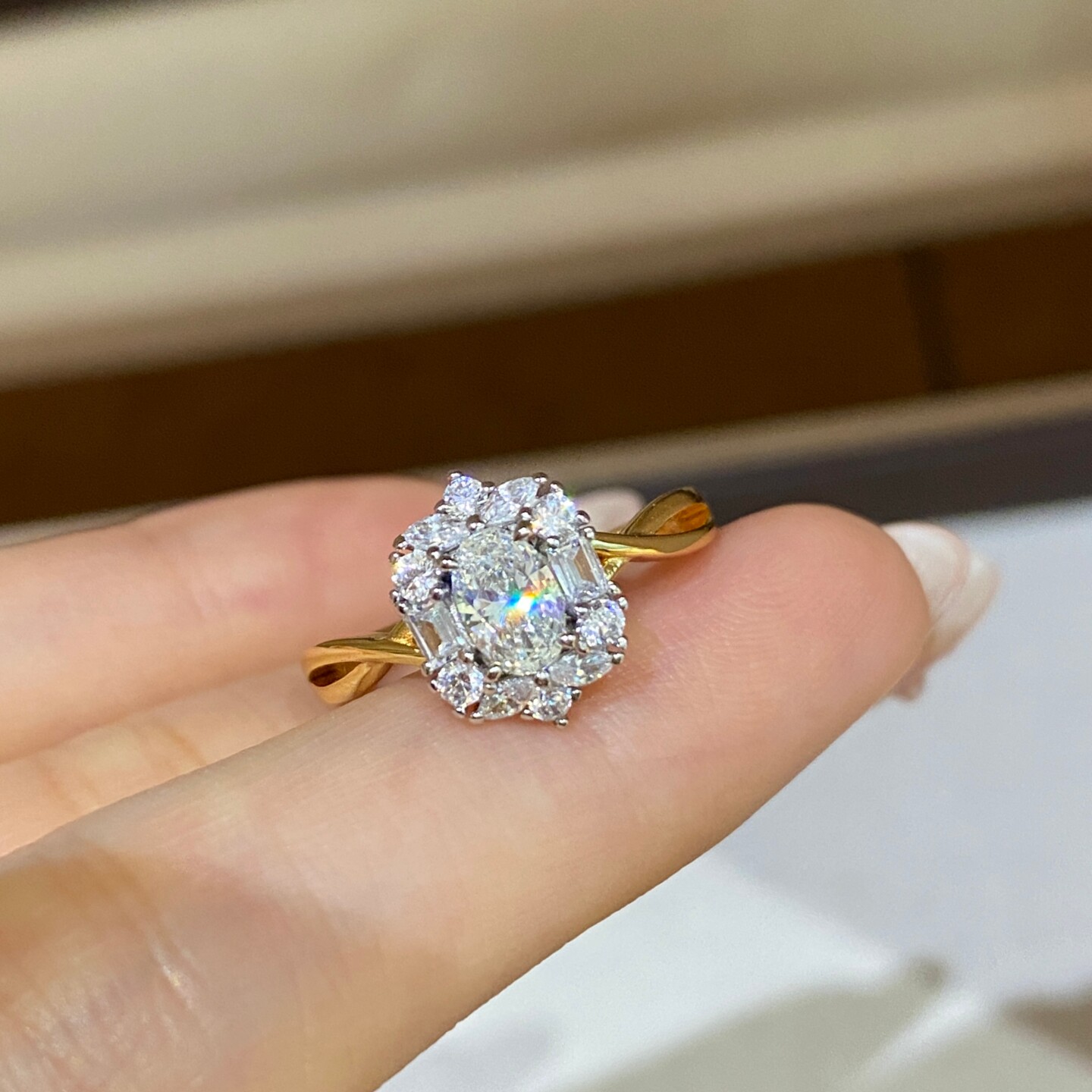 中古50分围镶椭圆交叉仿真钻戒指女925银镀金轻奢时尚求婚鸽子蛋