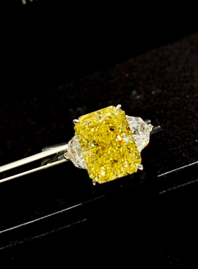 11克拉长方形黄钻雷迪恩黄钻戒指