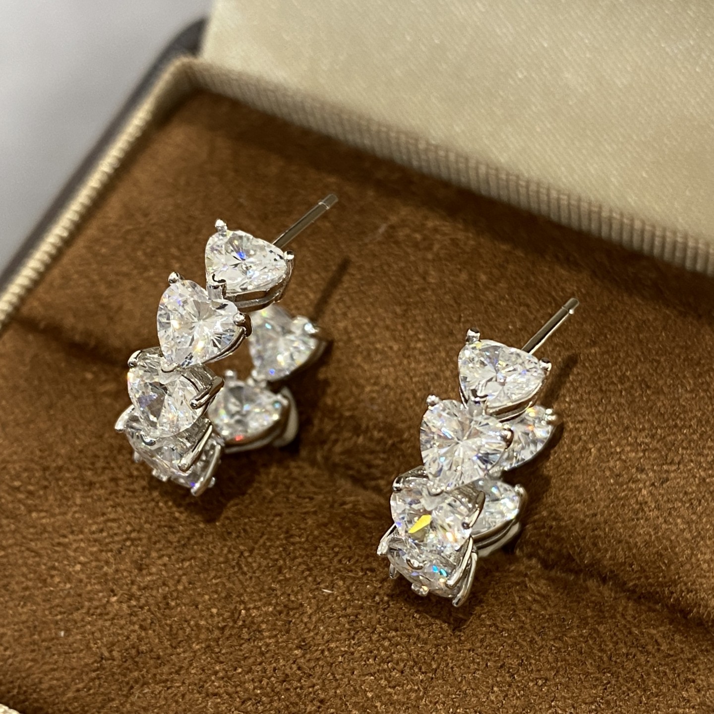 超闪50分爱心排钻耳环|心形仿真钻C形耳圈女925银镀金轻奢时尚,饰品/流行首饰/时尚饰品新,银饰耳饰,淘宝优惠券,粉丝福利购,淘宝优惠卷