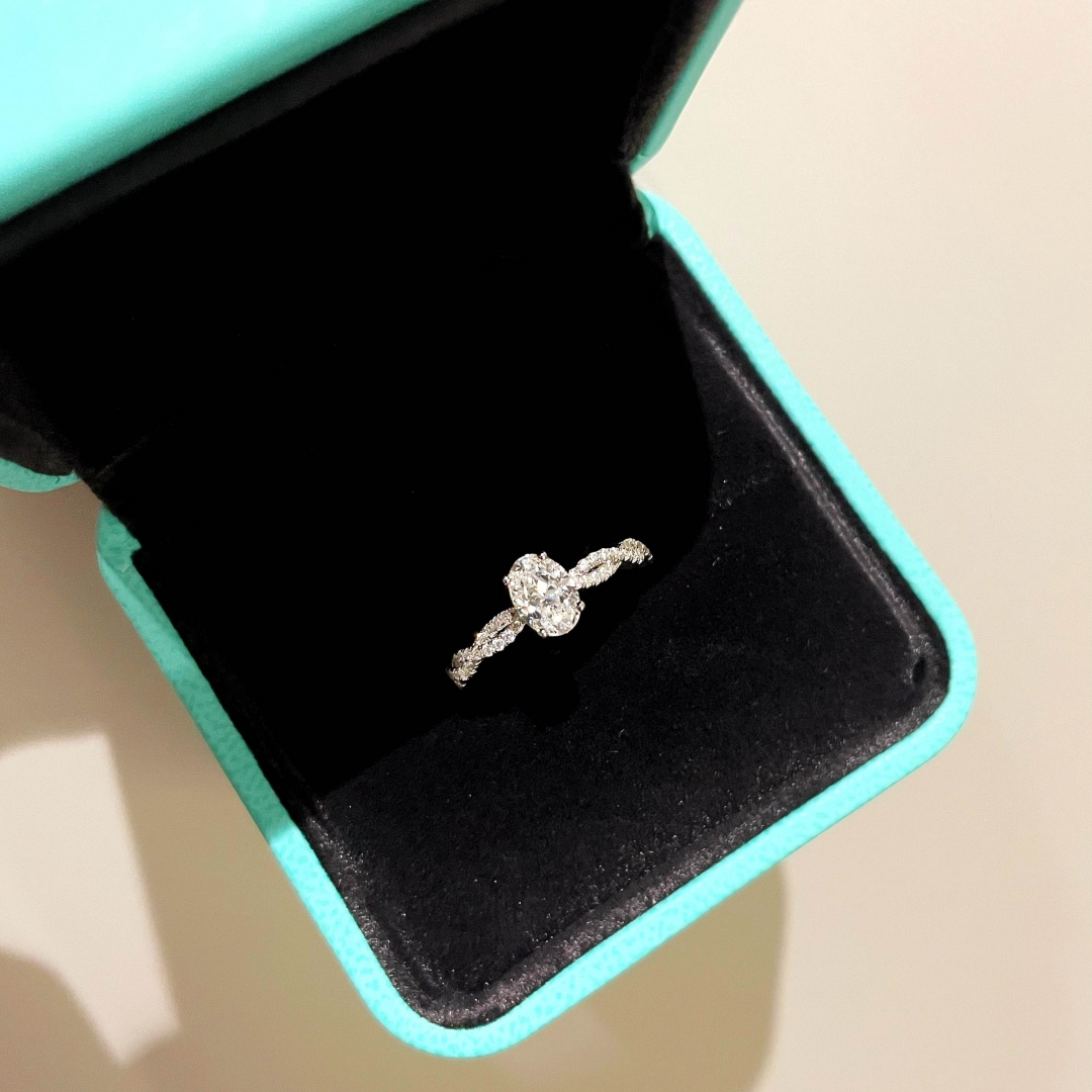 75分小鸽子蛋形缠绕满钻戒指女