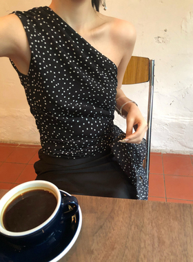 Mas Mash 复古黑色波点斜肩无袖背心女夏季修身绑带设计感上衣