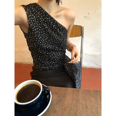 Mas Mash 复古黑色波点斜肩无袖背心女夏季修身绑带设计感上衣