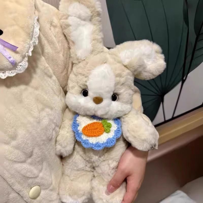 晚安兔子玩偶女生抱着睡