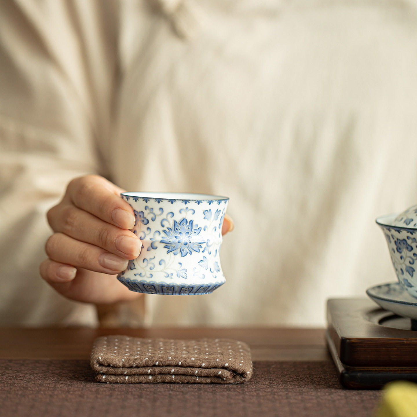 纯手工描银青花缠枝莲茶杯主人杯