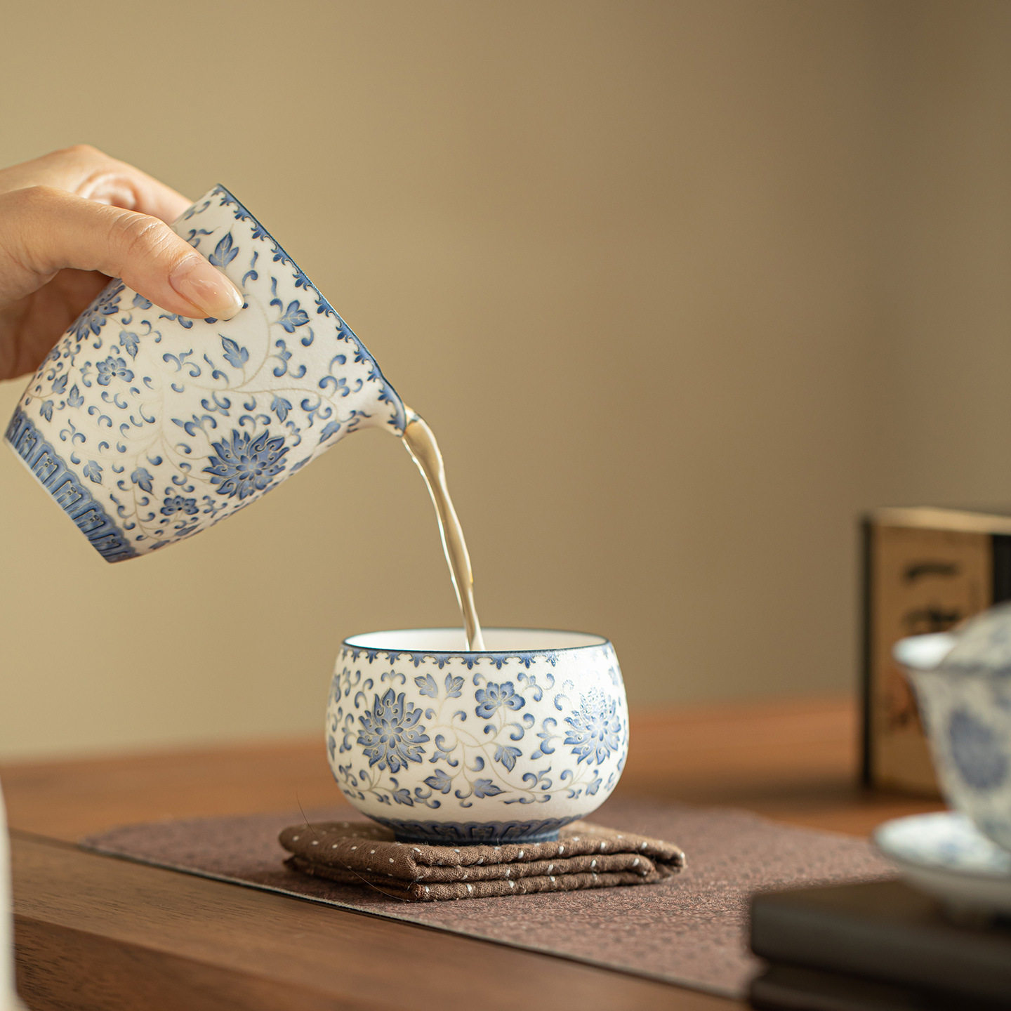 手工描银缠枝莲国风茶杯主人杯