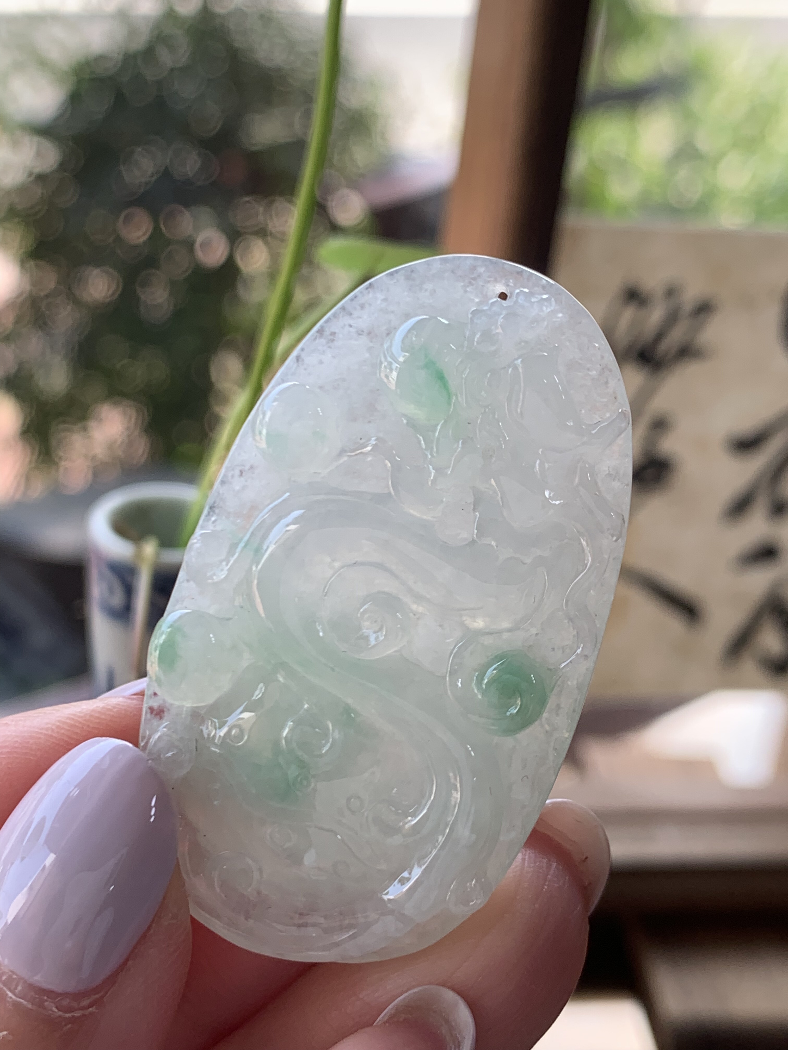 缅甸翡翠老冰种阳绿龙牌吊坠有证