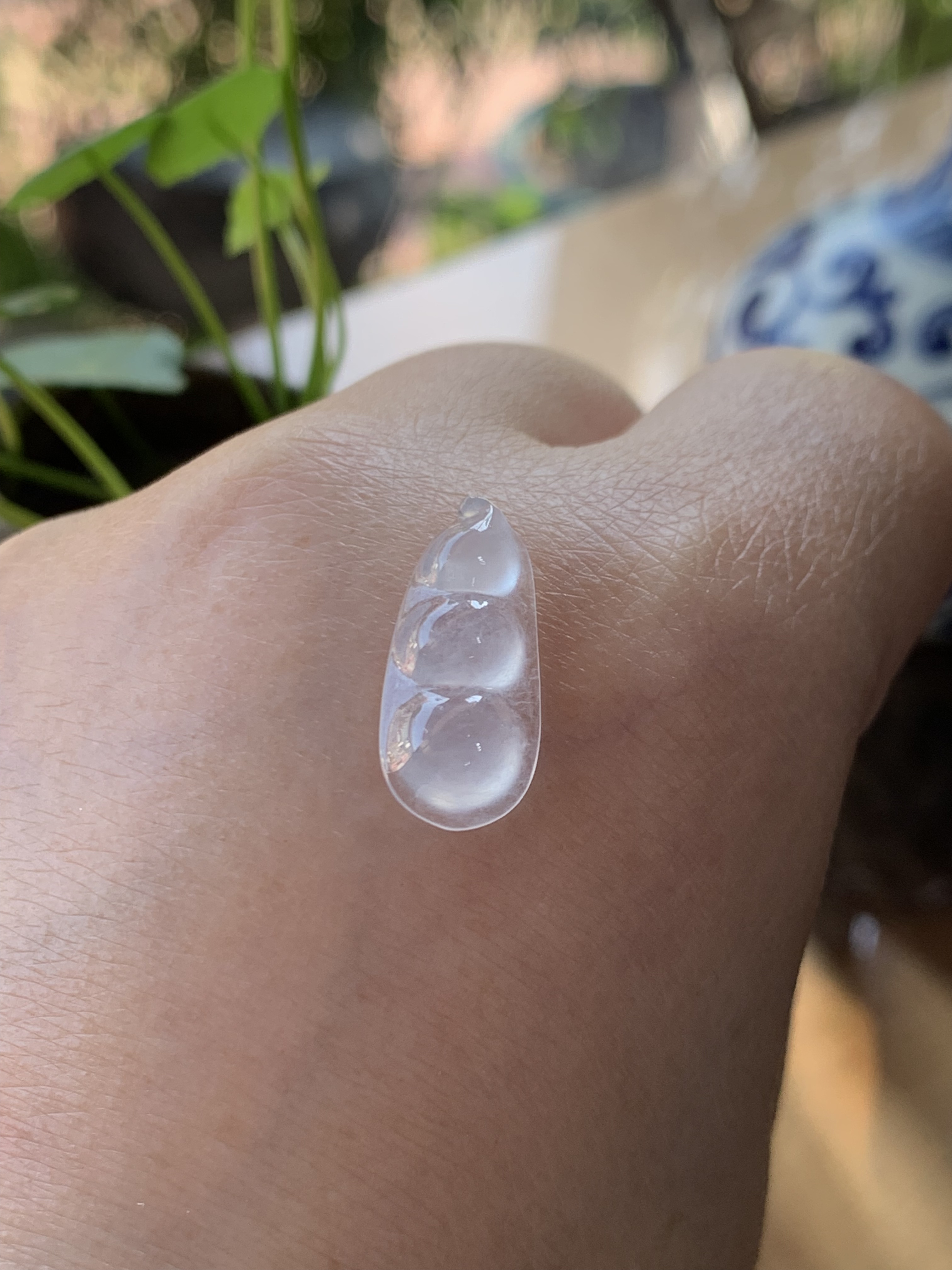 莹光白透老坑玻璃种翡翠缅甸玉豆荚玉佩寓意丰收多福多喜