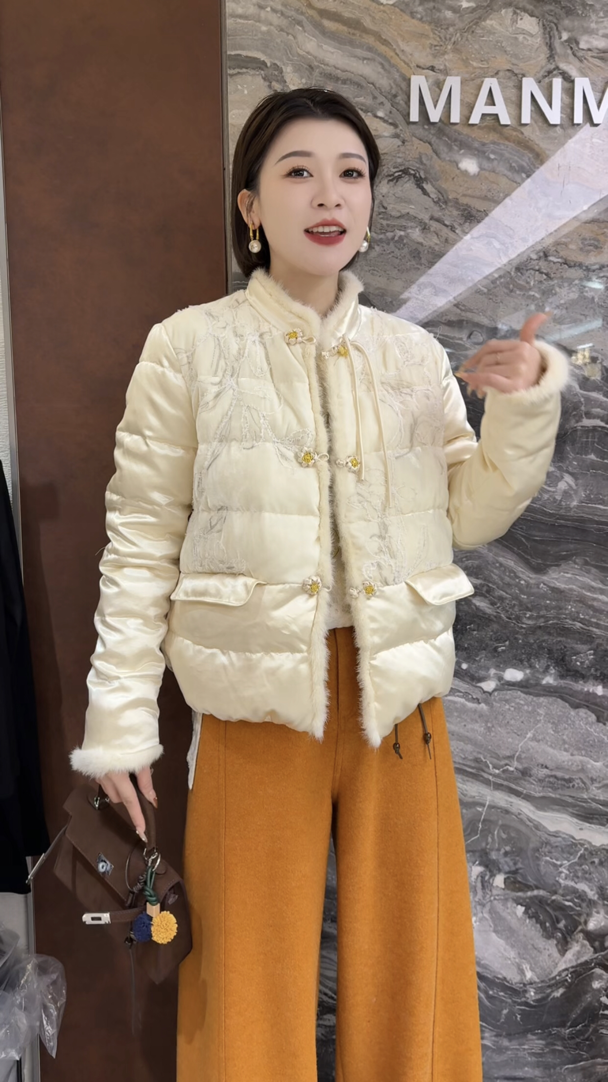 曼曼家2025冬新时尚立领盘扣刺绣水貂毛国风白鹅绒羽绒服YQ885