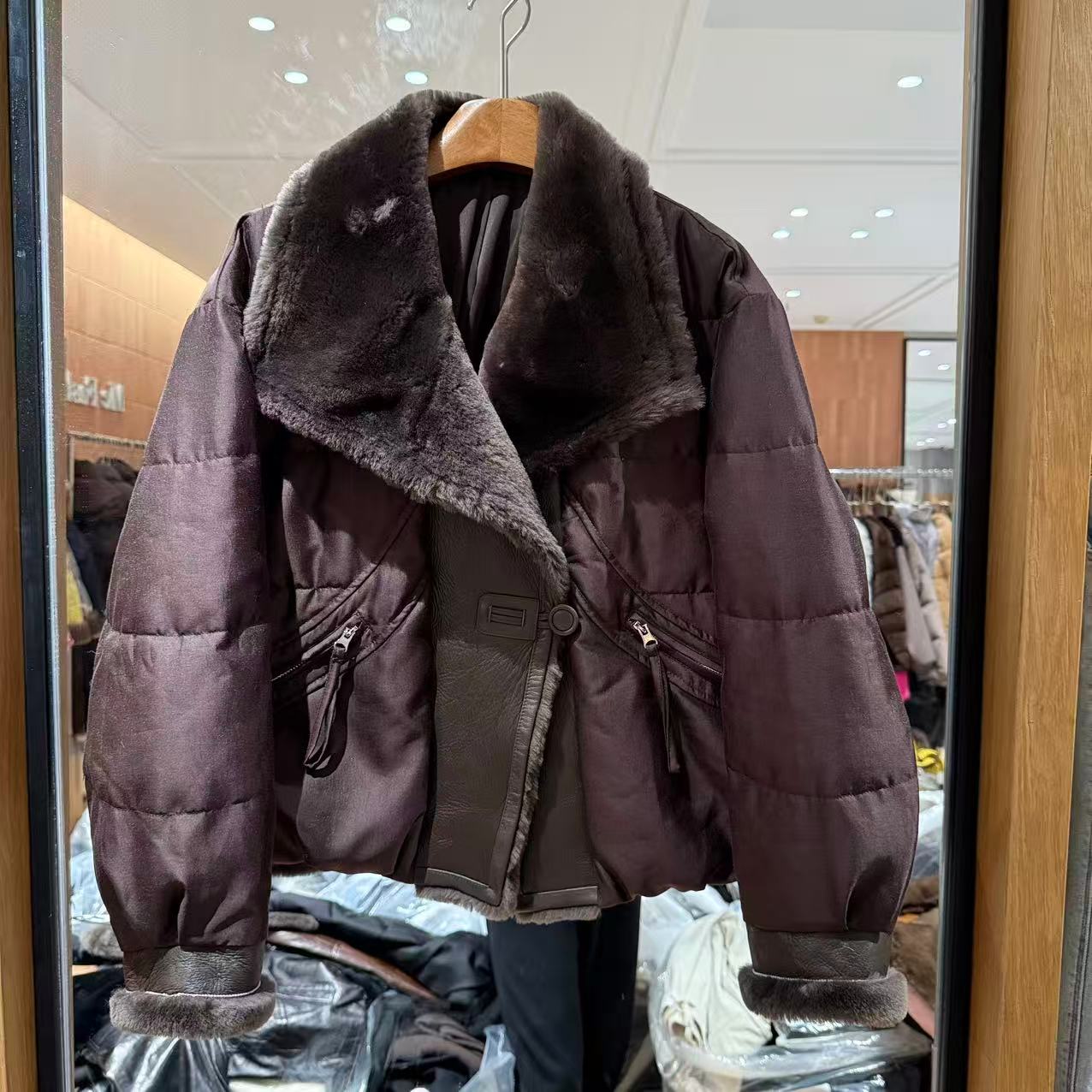 欧洲站2025冬新翻领拉链口袋羊羔毛拼接皮毛一体皮草鹅绒服25183