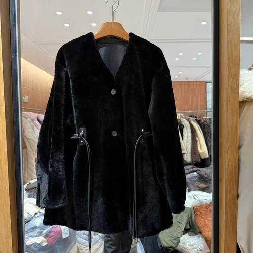 欧洲站2025冬新款V领时尚皮腰带拉贡绵羊皮高端定制皮草女25803