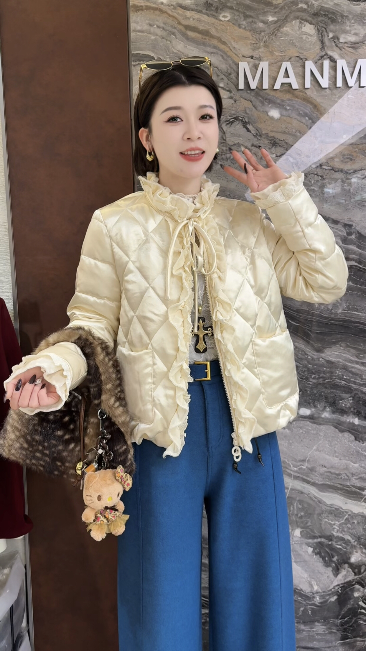 曼曼家2025冬新时尚立领拼接花边减龄轻薄保暖短款羽绒服外套女潮