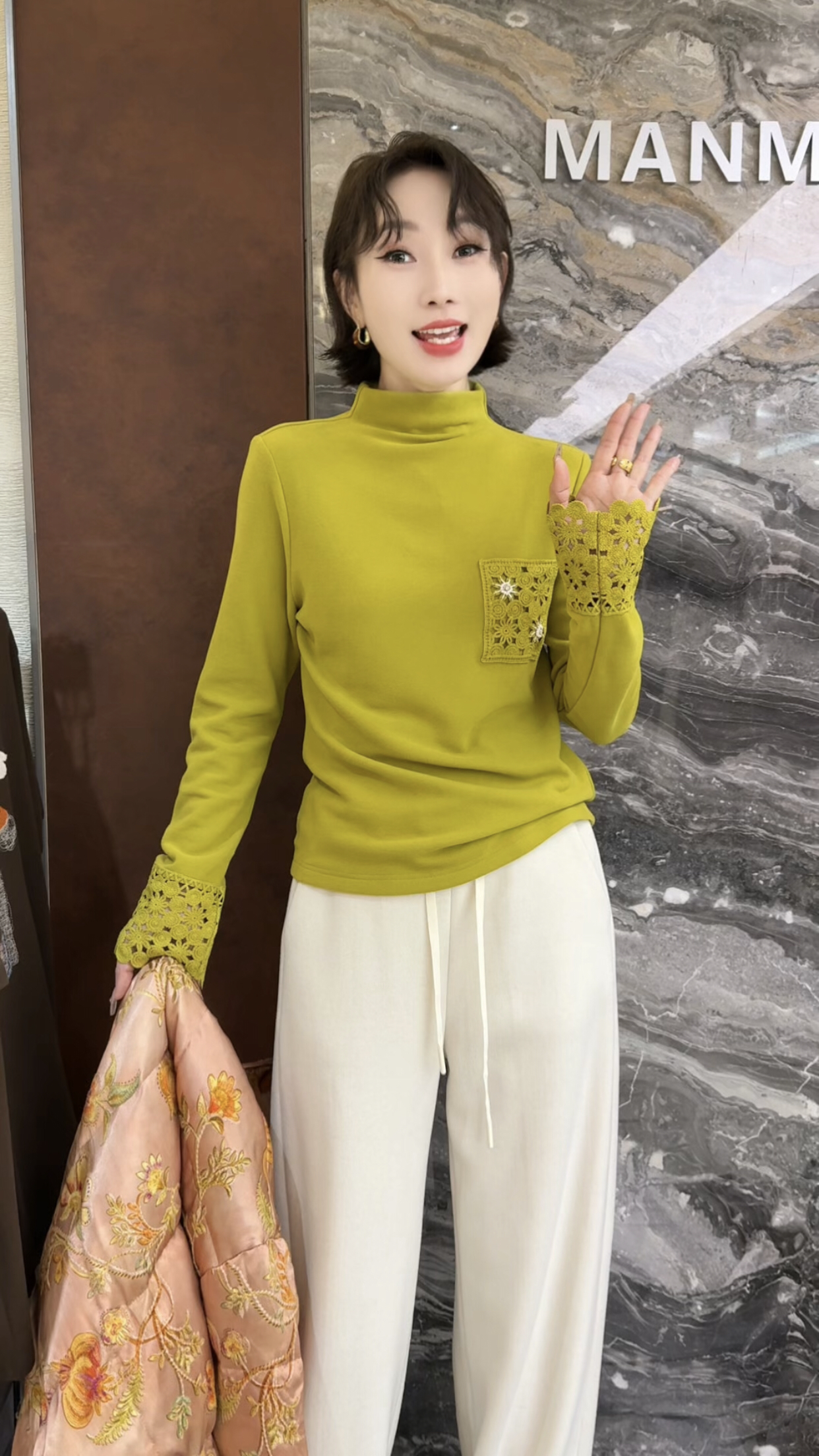曼曼家2025冬新款时尚半高领拼钩花袖口纯色显瘦打底衫上衣28635
