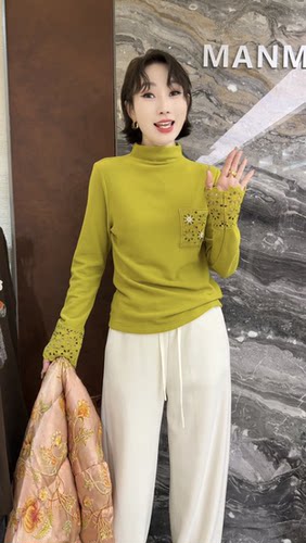 曼曼家2025冬新款时尚半高领拼钩花袖口纯色显瘦打底衫上衣28635