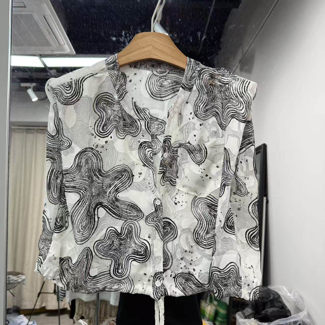 欧洲站2026夏新款V领高级感别致印花透视通勤轻熟风百搭衬衫1590