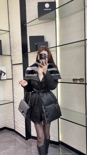 欧洲站2025冬新时尚拼色獭兔毛翻领收腰中长款白鹅绒羽绒服外套女