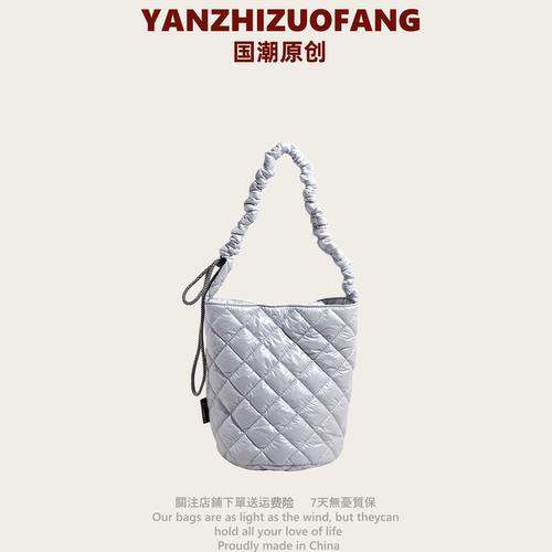 YZ慵懒风菱格羽绒棉服包女2025新款高级感防水通勤单肩斜挎水桶包